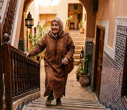 صورة تعبيرية: مرا كبيرة فالسن كتطلع الدرج ديال رياض مغربي
